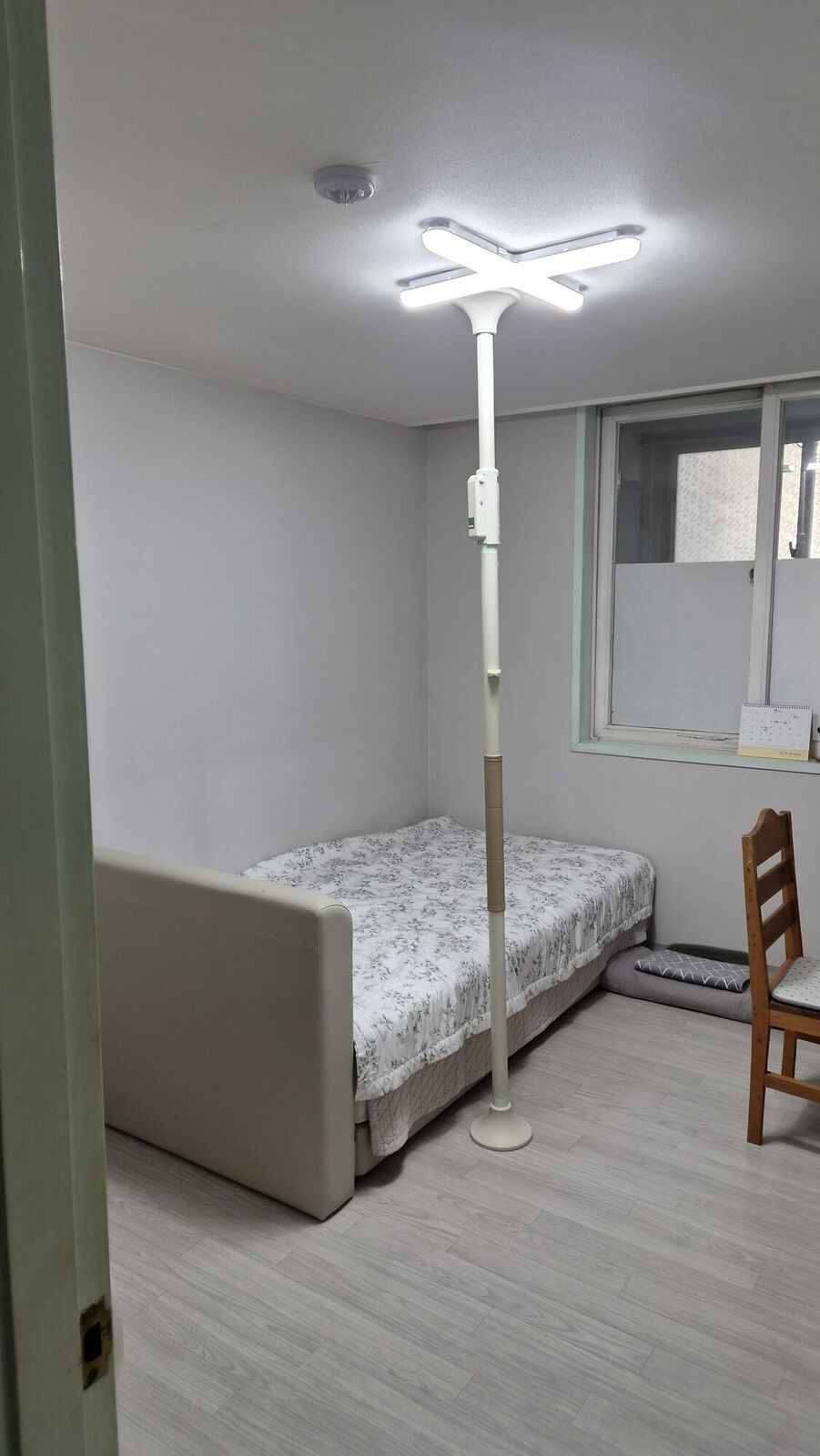 여수 재가복지와 함께 안내하는 복지용구 참고사진 - 침대 옆 바닥과 천장 사이에 고정한 기둥형 안전손잡이