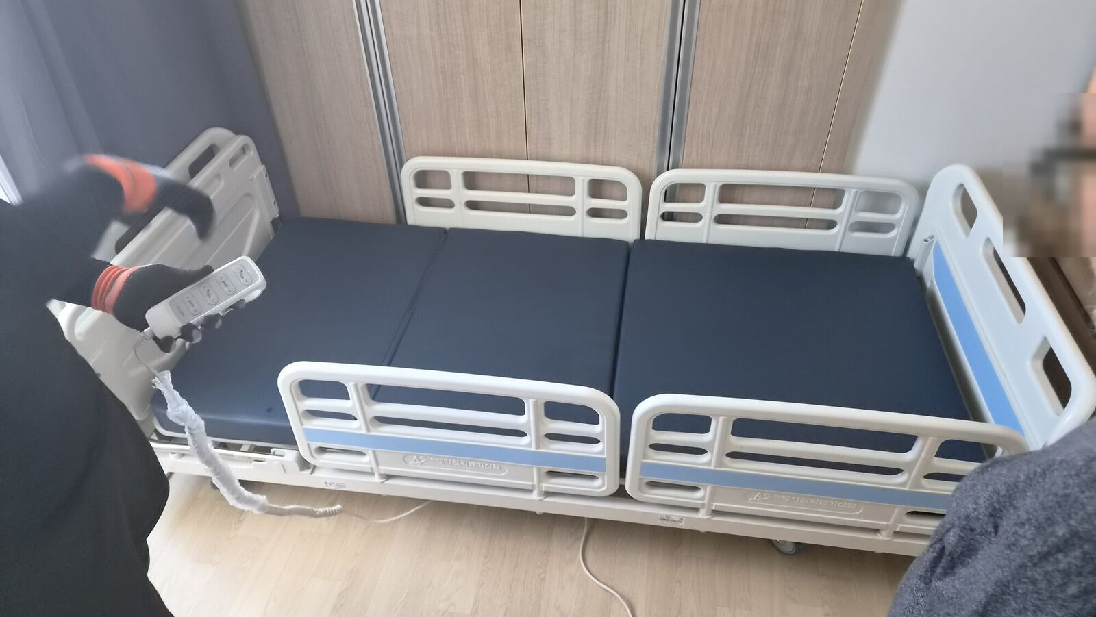여수 재가복지와 함께 안내하는 복지용구 참고사진 - 붙박이장 앞에 설치된 안전난간 전동침대
