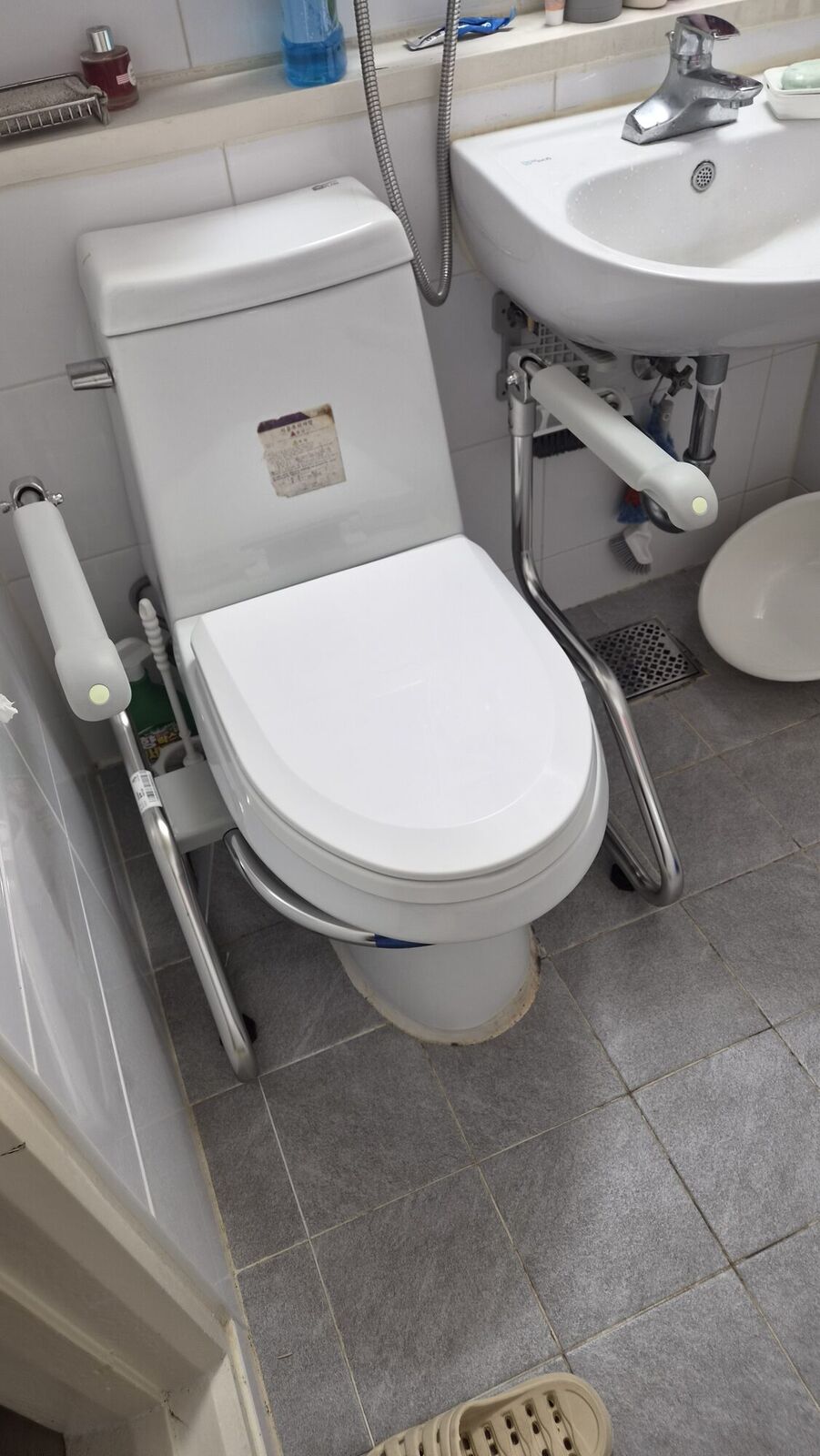 여수 재가복지와 함께 안내하는 복지용구 참고사진 - 좁은 욕실 변기에 설치한 안전손잡이